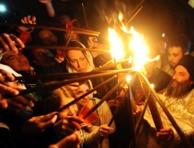 Στο Μετόχι του Παναγίου Τάφου το Άγιο Φως: Έφτασε με... καθυστέρηση (!) στο «Ελευθέριος Βενιζέλος»